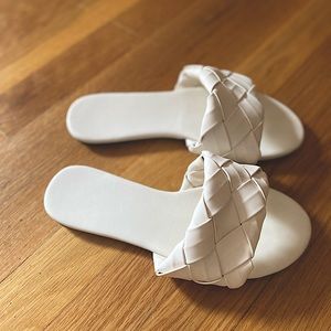 Women Flat Sandals Woven Leather Flip-Flops